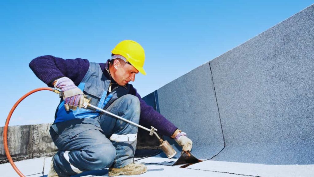 Plat dak geïsoleerd door een isolatiespecialist.