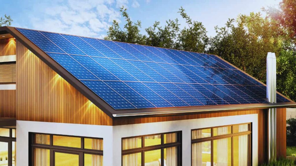 Geïntegreerde zonnepanelen in het dak van een luxe woning.